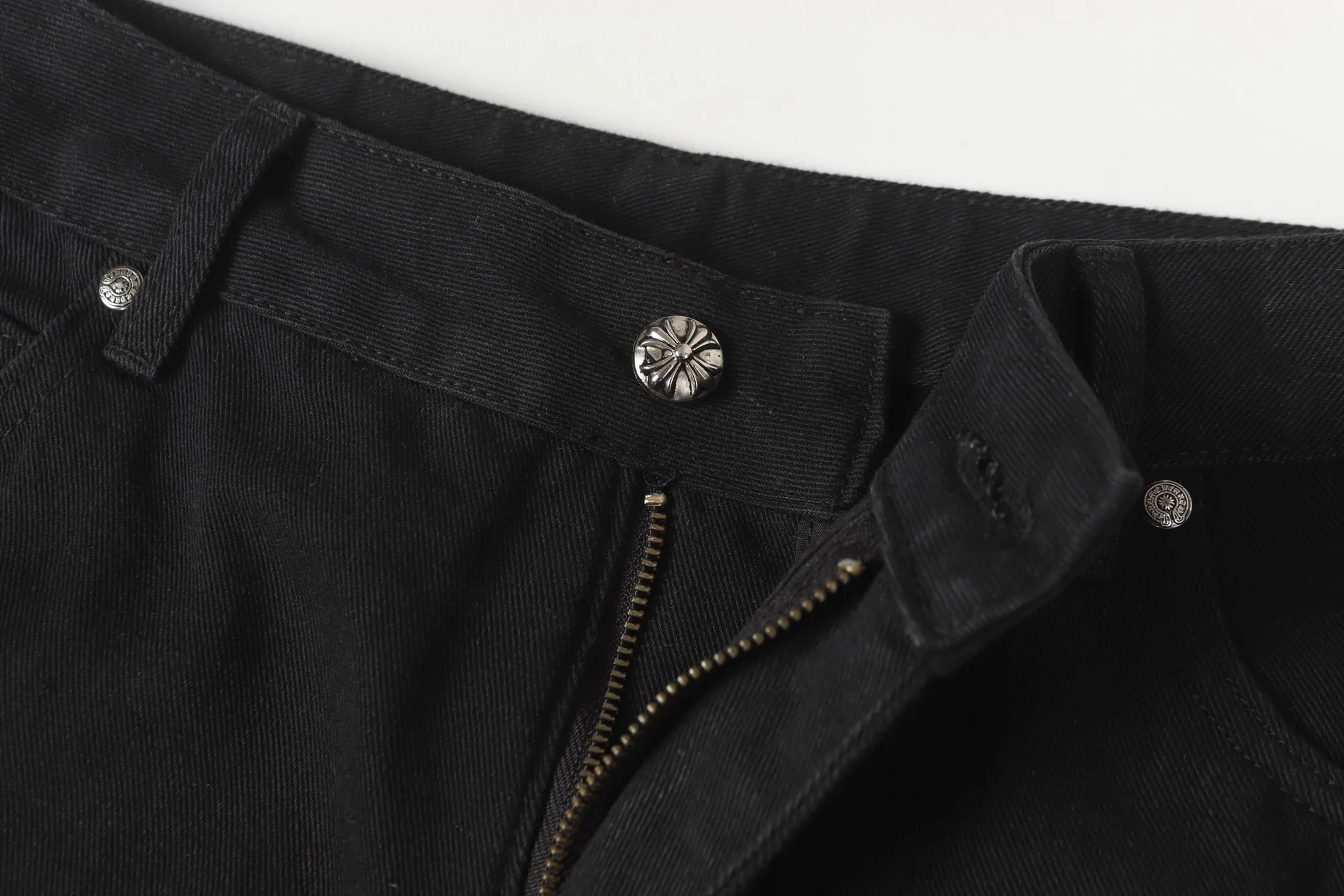 P260 Cross-border model, please do not place an order if you are pursuing quality -Chrome Hearts/Chrome Heart Cross✝️Applied leather embroidered washed jeans, trousers and casual pants -High weight, high density and high quality. The wool is soft, delicate and skin-friendly. It feels soft and silky. It has excellent warmth and skin-friendly properties. -Size: 28 30 32 34 36